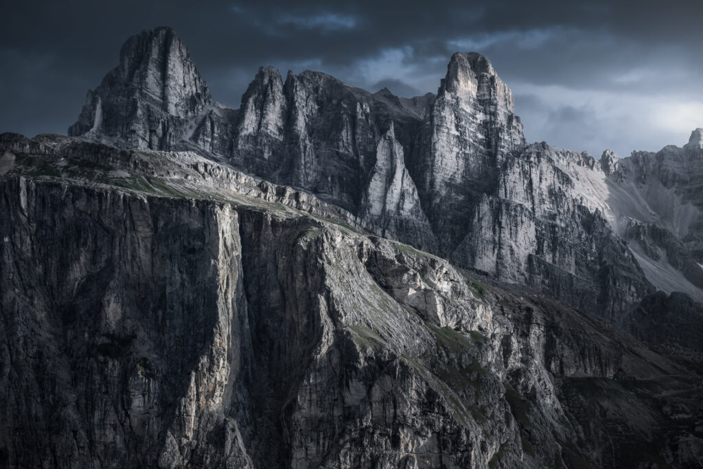 fotografia di paesaggio montano con teleobiettivo e forte microcontrasto